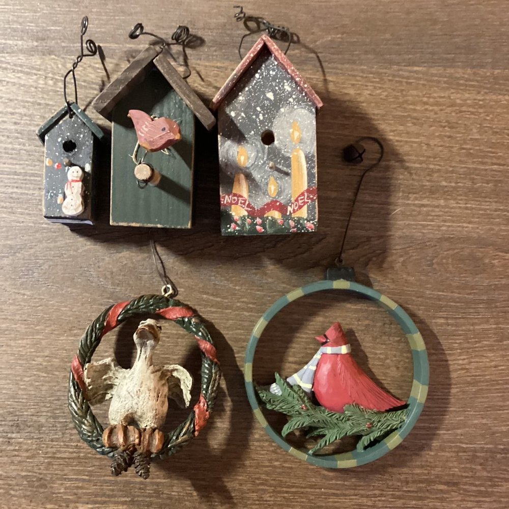 NEW! 5 RUSTIC PRIMITIVE COUNTRY WOODEN BIRDHOUSE & RESIN BIRD HOLIDAY ORNAMENTS